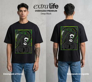 Varios Mundos | El Visitante del Cosmos #00037 - Playera Oversized Premium | Deep Black - Foto en modelo