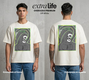 Varios Mundos | El Visitante del Cosmos #00037 - Playera Oversized Premium | Off White - Foto en modelo