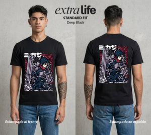 Mas Alla del Muro | La Guardiana Leal #00127 - Playera Standard Fit | Deep Black - Foto en modelo