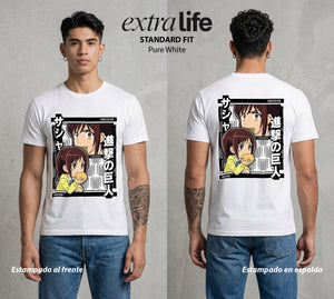 Mas Alla del Muro | La Cazadora Hambrienta #00129 - Playera Standard Fit | Pure White - Foto en modelo