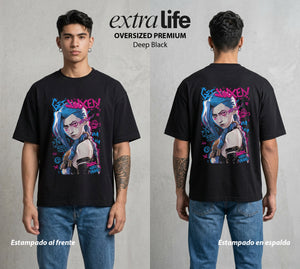 La Ciudad Dividida | La Chica del Explosivo #00144 - Playera Oversized Premium | Deep Black - Foto en modelo