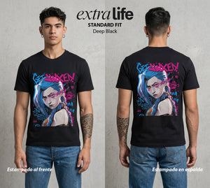 La Ciudad Dividida | La Chica del Explosivo #00144 - Playera Classic Premium | Deep Black - Foto en modelo