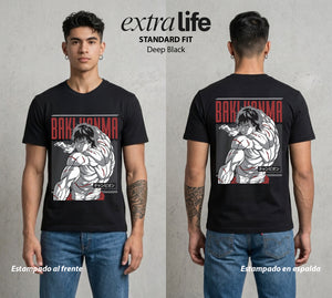 Los Combatientes del Submundo | El Guerrero del Basurero #00176 - Playera Standard Fit | Deep Black - Foto en modelo