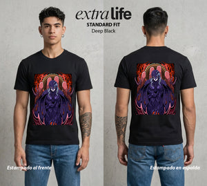 La Marca del Sacrificio | El Angel Traidor #00195 - Playera Standard Fit | Deep Black - Foto en modelo