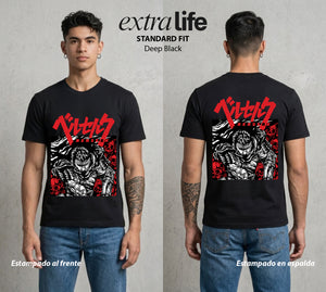 La Marca del Sacrificio | La Marca del Destino #00197 - Playera Standard Fit | Deep Black - Foto en modelo