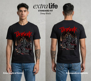 La Marca del Sacrificio | La Marca del Destino #00203 - Playera Standard Fit | Deep Black - Foto en modelo