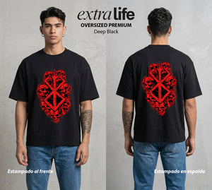 La Marca del Sacrificio | El Ojo del Eclipse #00210 - Playera Oversized Premium | Deep Black - Foto en modelo