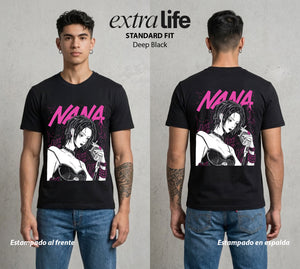 Dos Destinos Un Nombre | La Punk del Destino #00247 - Playera Classic Premium | Deep Black - Foto en modelo