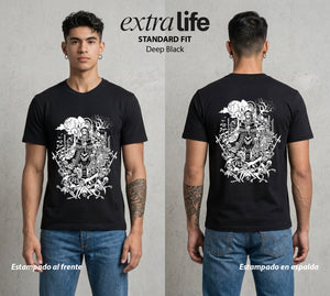 La Hoguera Eterna | La Muñeca del Hunter #00299 - Playera Standard Fit | Deep Black - Foto en modelo