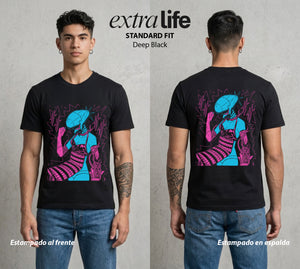 El Contrato Infernal | La Chica Explosiva #00492 - Playera Standard Fit | Deep Black - Foto en modelo