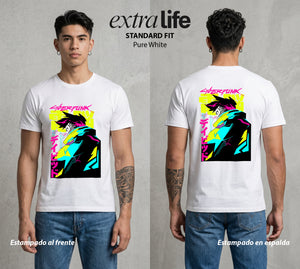 Los Corredores del Filo | Cyberpunk Edgerunners David #00544 - Playera Standard Fit | Pure White - Foto en modelo