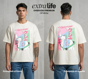 Los Corredores del Filo | La Especialista del Hack #00547 - Playera Oversized Premium | Off White - Foto en modelo
