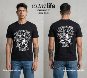 El Juicio Final Escolar | El Osito del Caos #00599 - Playera Standard Fit | Deep Black - Foto en modelo