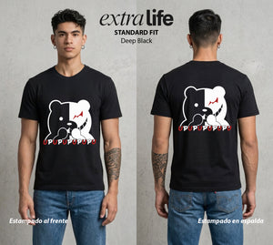 El Juicio Final Escolar | El Osito del Caos #00602 - Playera Standard Fit | Deep Black - Foto en modelo