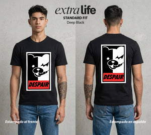 El Juicio Final Escolar | El Osito del Caos #00607 - Playera Standard Fit | Deep Black - Foto en modelo