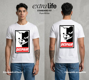 El Juicio Final Escolar | El Juez de la Desesperanza #00608 - Playera Standard Fit | Pure White - Foto en modelo