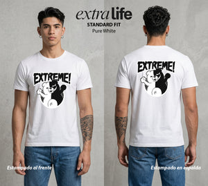 El Juicio Final Escolar | El Osito del Caos #00610 - Playera Standard Fit | Pure White - Foto en modelo