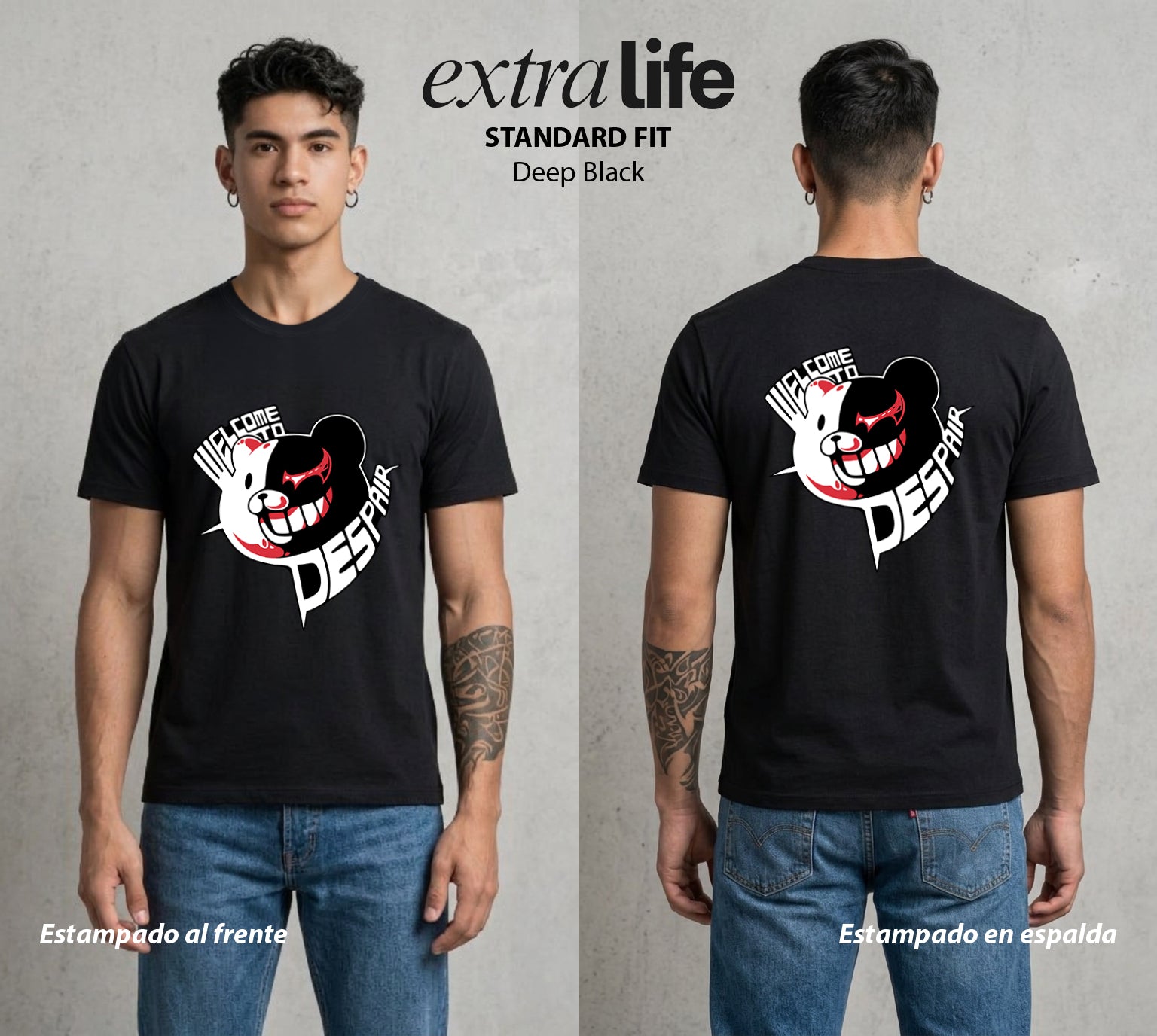 El Juicio Final Escolar | Bienvenido al Caos #00615 - Playera Standard Fit | Deep Black - Foto en modelo