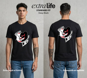 El Juicio Final Escolar | Bienvenido al Caos #00615 - Playera Standard Fit | Deep Black - Foto en modelo