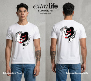 El Juicio Final Escolar | Bienvenido al Caos #00615 - Playera Standard Fit | Pure White - Foto en modelo