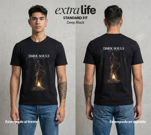 La Hoguera Eterna | El Fuego sin Extinguir #00616 - Playera Standard Fit | Deep Black - Foto en modelo