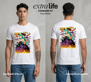 La Noche de los Acechadores | Las Alas del Abismo #00623 - Playera Standard Fit | Pure White - Foto en modelo