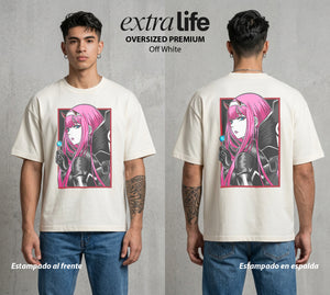 Los Pilotos del Meca | La Co-Piloto del Destino #00632 - Playera Oversized Premium | Off White - Foto en modelo