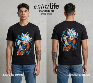 El Poder de las Esferas | El Saiyajin del Bien #00761 - Playera Standard Fit | Deep Black - Foto en modelo