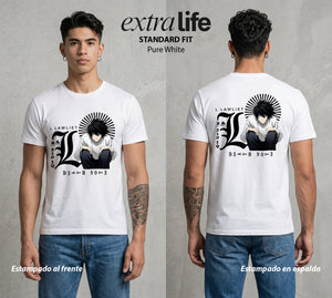El Cuaderno del Juicio | El Enigma L #00931 - Playera Standard Fit | Pure White - Foto en modelo