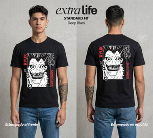 El Cuaderno del Juicio | La Manzana del Caos #00943 - Playera Standard Fit | Deep Black - Foto en modelo