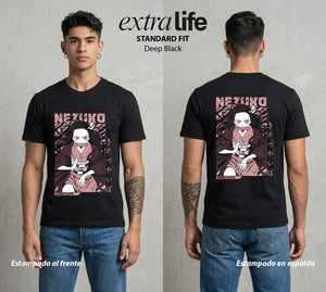 Cazadores de la Noche | La Demonia del Bien #01133 - Playera Standard Fit | Deep Black - Foto en modelo