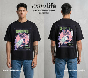 Cazadores de la Noche | La Mariposa Venenosa #01188 - Playera Oversized Premium | Deep Black - Foto en modelo