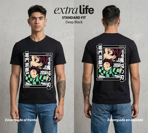 Cazadores de la Noche | El Cazador del Agua #01216 - Playera Standard Fit | Deep Black - Foto en modelo