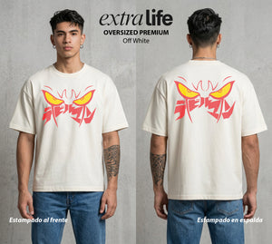 El Demonio Sensible | Los Ojos del Demonio #01296 - Playera Oversized Premium | Off White - Foto en modelo