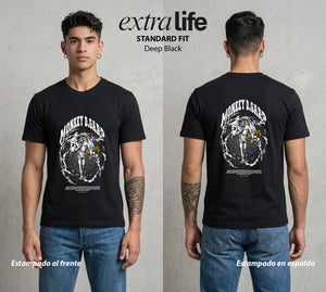 Mar de los Piratas | El Heroe de la Marina #01519 - Playera Classic Premium | Deep Black - Foto en modelo