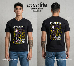 Los Viajeros del Teyvat | El Contrato del Archon #01525 - Playera Standard Fit | Deep Black - Foto en modelo