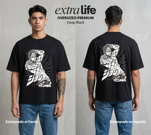 La Extrana Aventura | Pistola y Suerte #01754 - Playera Oversized Premium | Deep Black - Foto en modelo