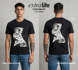 La Extrana Aventura | Pistola y Suerte #01754 - Playera Standard Fit | Deep Black - Foto en modelo
