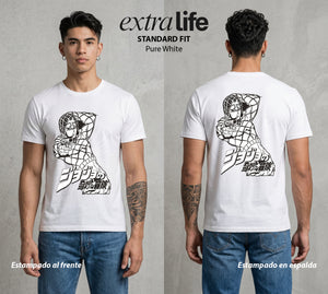 La Extrana Aventura | Pistola y Suerte #01754 - Playera Standard Fit | Pure White - Foto en modelo