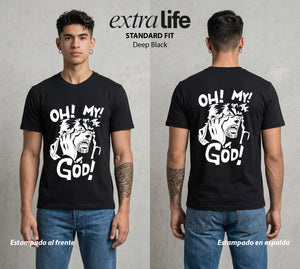 La Extrana Aventura | El Engañador Maestro #01760 - Playera Standard Fit | Deep Black - Foto en modelo