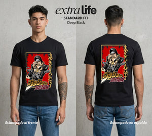 La Extrana Aventura | El Hierro de la Sangre #01778 - Playera Standard Fit | Deep Black - Foto en modelo