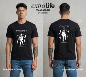 La Extrana Aventura | La Maravilla del Caos #01783 - Playera Standard Fit | Deep Black - Foto en modelo