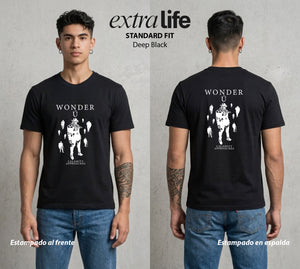 La Extrana Aventura | La Maravilla del Caos #01783 - Playera Classic Premium | Deep Black - Foto en modelo