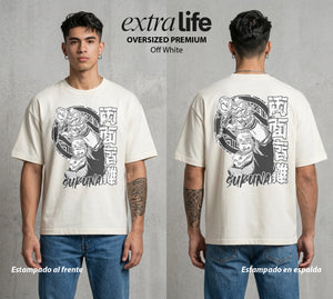 El Arte de las Maldiciones | El Rey de las Maldiciones #01940 - Playera Oversized Premium | Off White - Foto en modelo