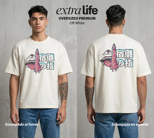 El Arte de las Maldiciones | El Rey de las Maldiciones #01945 - Playera Oversized Premium | Off White - Foto en modelo