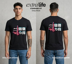 El Arte de las Maldiciones | El Rey de las Maldiciones #01945 - Playera Standard Fit | Deep Black - Foto en modelo