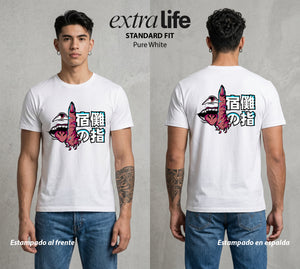 El Arte de las Maldiciones | El Rey de las Maldiciones #01945 - Playera Standard Fit | Pure White - Foto en modelo
