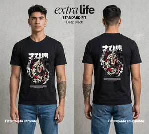Mar de los Piratas | El Visionario del Pastel #02060 - Playera Standard Fit | Deep Black - Foto en modelo
