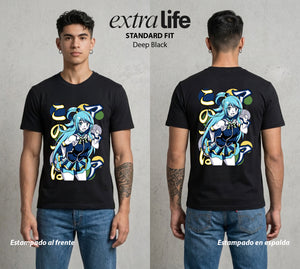 La Otra Vida del Heroe | La Mejor Diosa Inutil #02120 - Playera Standard Fit | Deep Black - Foto en modelo