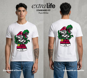 El Reino del Fontanero | El Viajero del Reino #02250 - Playera Standard Fit | Pure White - Foto en modelo